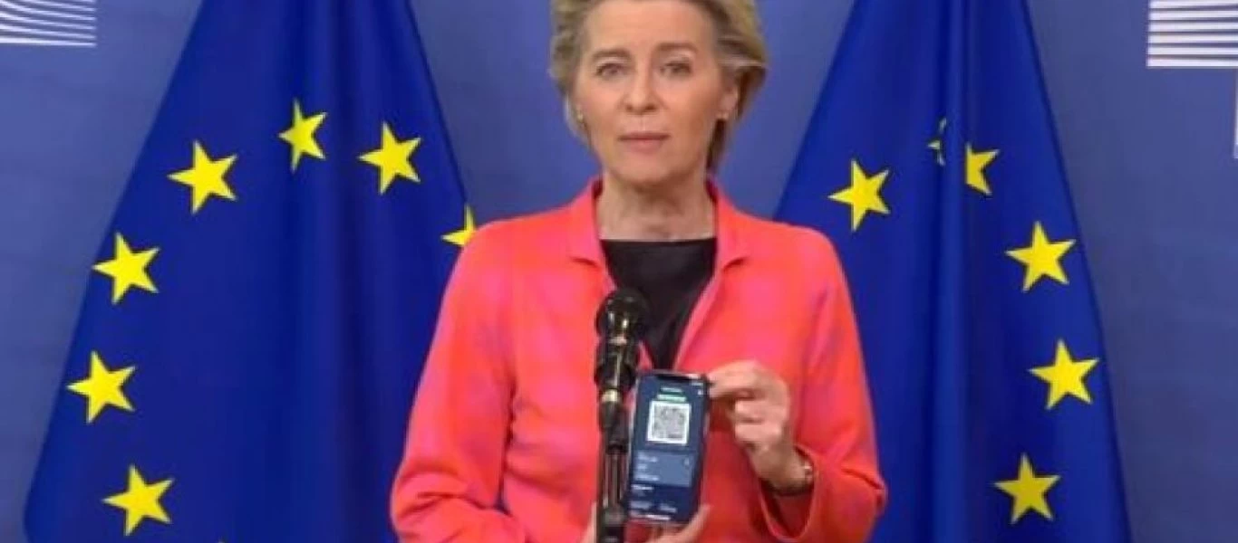 Η Ούρσουλα φον ντερ Λάιεν με το ψηφιακό πιστοποιητικό στο χέρι κάνει ανακοινώσεις (βίντεο)